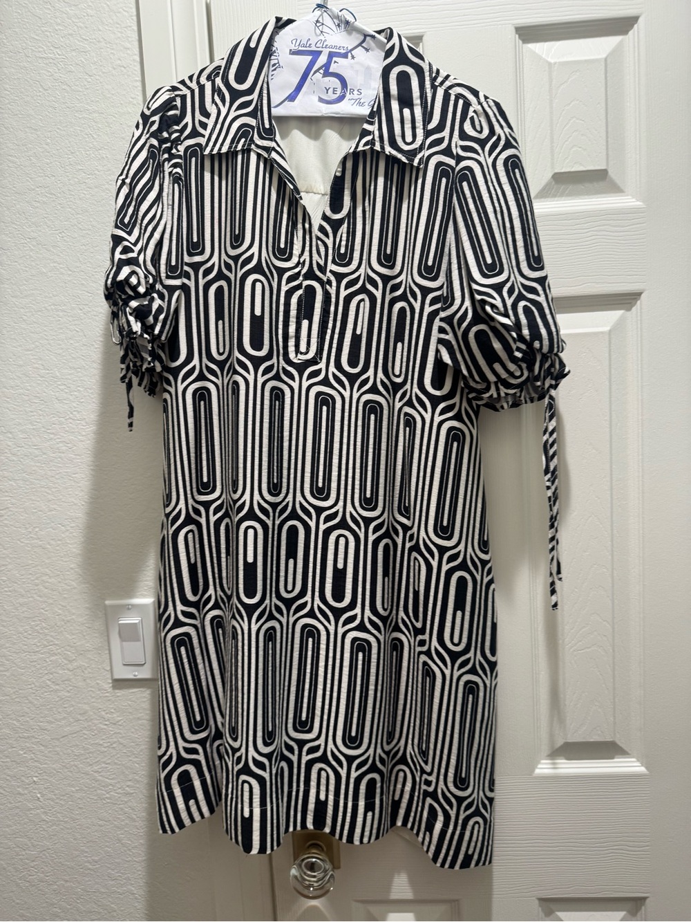 entro Black and White Geometric Midi Dress